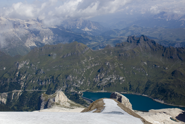 2011-08-19_09-01-54 cadore.jpg - Blick von der Marmolada ber den Stausee Lago di Fedaia